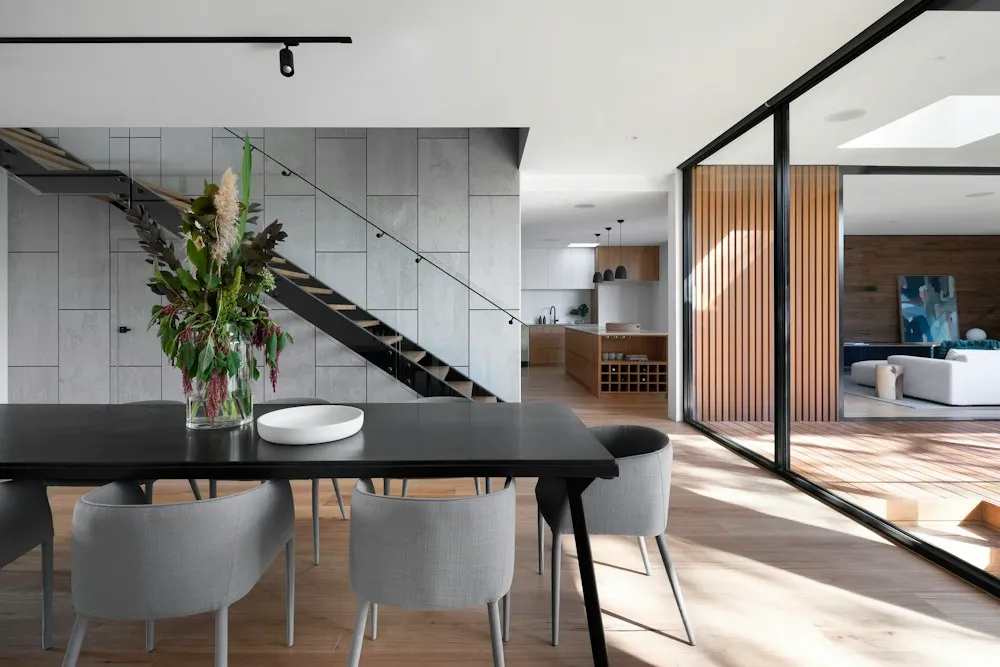 Cucina moderna con finiture in legno e pietra