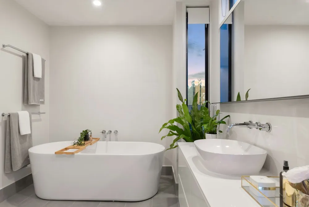 Bagno contemporaneo con superfici chiare e dettagli curati